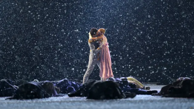 Сцены из российской истории сменялись сценами из русской литературы. На фото - первый бал Наташи Ростовой из "Войны и мира". Причем вальсирует она под музыку Евгения Доги из фильма "Мой ласковый и нежный зверь".