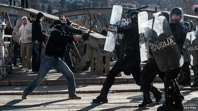 Sedikitnya 200 orang terluka akibat kerusuhan yang melanda Bosnia. 