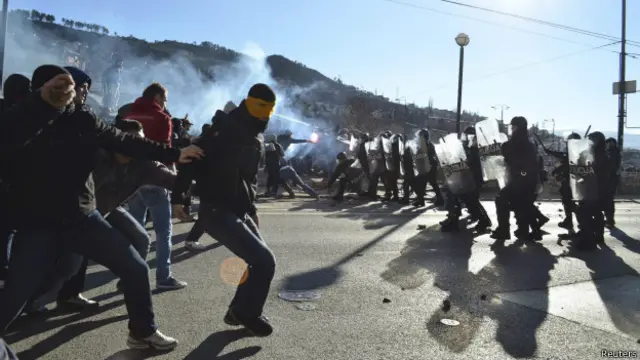 Manifestantes e policiais entrambetesporte login baixarconfrontobetesporte login baixarSarajevo (foto: Reuters)