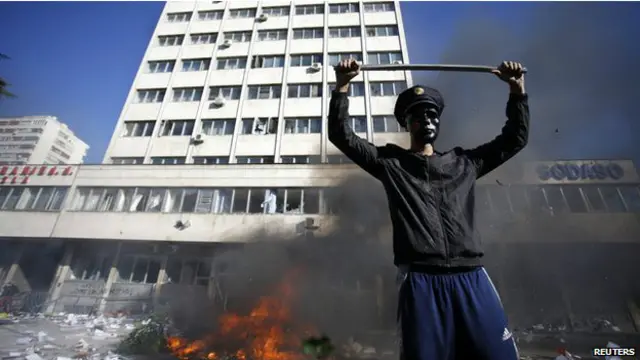 المتظاهرون في مدينة توزلا صبوا جام غضبهم على المنشآت الحكومية.