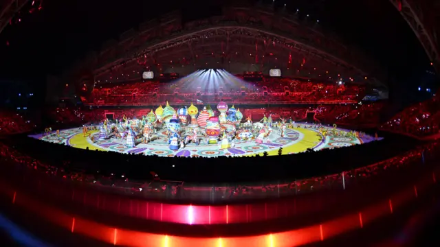 جانب من الفعاليات التي تضمنها حفل الافتتاح الذي اقيم في استاد فيشت في سوتشي. (صورة أ.ف.ب.)