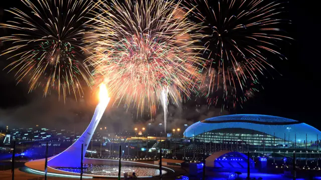 استاد فيشت في سوتشي وقد اضاءته الالعاب النارية. (صورة أ.ف.ب.)