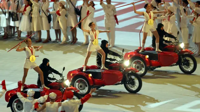 جانب من الفعاليات التي تضمنها حفل افتتاح اولمبياد سوتشي. (صورة أ.ف.ب.)