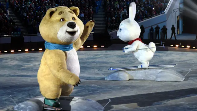 الدب والارنب، رمزا أولمبياد سوتشي. (صورة أ.ف.ب.)