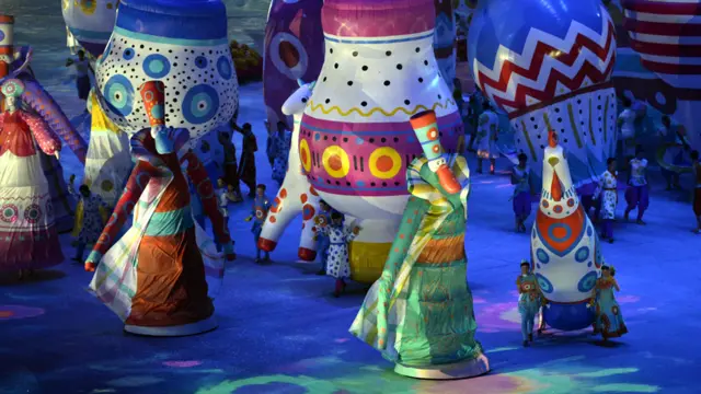 جانب من فعاليات حفل الافتتاح. (صورة أ.ف.ب.)