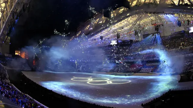 الشعار الأولمبي في استاد فيشت في سوتشي. (صورة أ.ف.ب.)