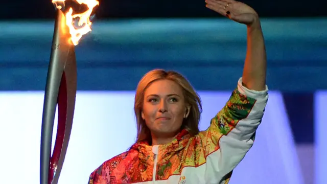 ماريا شارابوفا، بطلة التنس التي تربت في سوتشي، تحمل الشعلة الاولمبية. (صورة أ.ف.ب.)