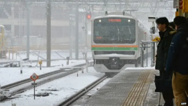 大雪扰乱了交通，一些火车车次也被取消。