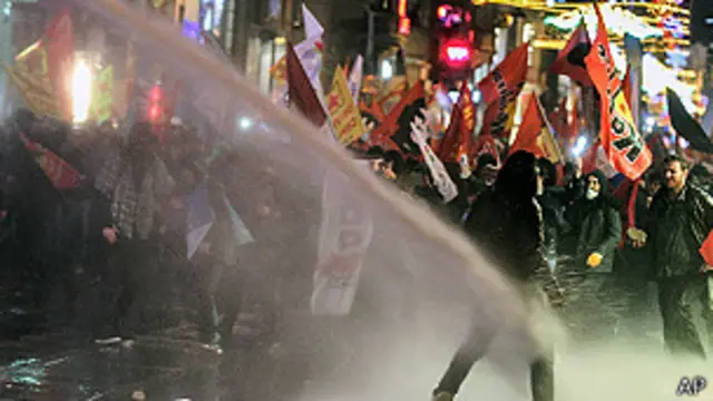 La policía dispersa a los manifestantes