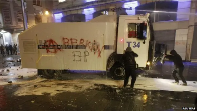 يقول المتظاهرون إن قوانين الإنترنت الجديدة تعكس رغبة الحكومة في فرض الرقابة.