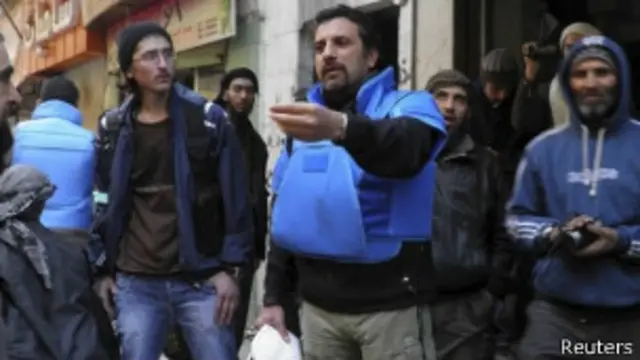 Đoàn xe vận chuyển hàng cứu trợ nhân đạo đã bị kẹt lại Homs trong nhiều giờ liền