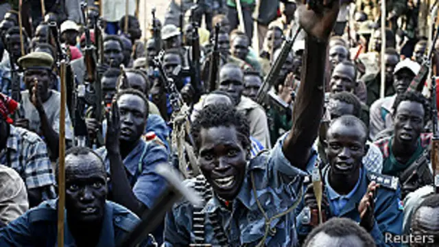 قتل آلاف الاشخاص، ونزح أكثر من نصف مليون شخص منذ بدء النزاع المسلح في 15 ديسمبر/كانون الاول.