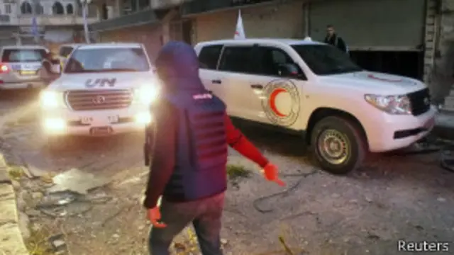 В результате обстрела колонны автомобилей ООН и Красного Полумесяца ранен один человек