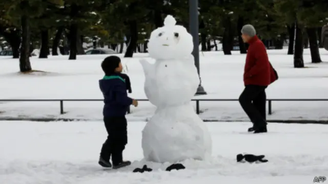 东京公园里男孩在堆雪人
