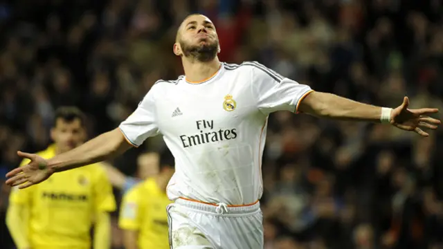 احرز بنزيمة هدفين في المباراة. (صورة أ.ف.ب.)