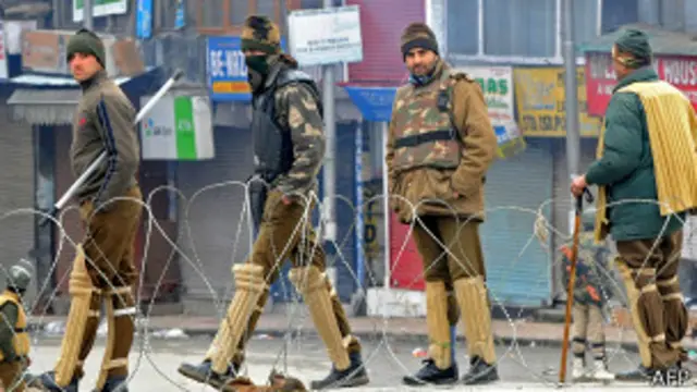 پولیس کا کہنا ہے کہ لوگوں نے فرار ہونے والے شدت پسند کا تعاقب کرنے میں رکاوٹ ڈالی