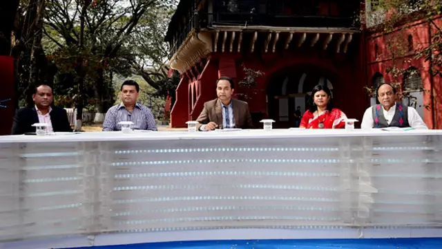 প্যানেল সদস্য বাঁ থেকে: ভূমি প্রতিমন্ত্রী ও আওয়ামী লীগ নেতা সাইফুজ্জামান চৌধুরী, বেসরকারি সংস্থা ইপসার প্রধান নির্বাহী আরিফুর রহমান, অনুষ্ঠান সঞ্চালক আকবর হোসেন, চট্টগ্রাম বিশ্ববিদ্যালয়ের নৃ-বিজ্ঞান বিভাগের সভাপতি সাদাফ নূর এ ইসলাম এবং বিএনপির ভাইস চেয়ারম্যান আব্দুল্লাহ আল নোমান। 