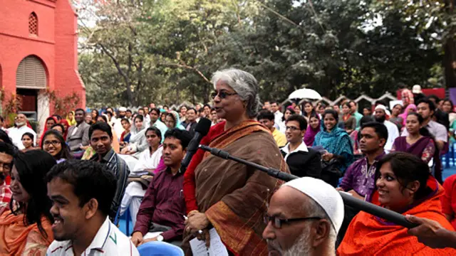 প্রশ্ন করছেন একজন দর্শক