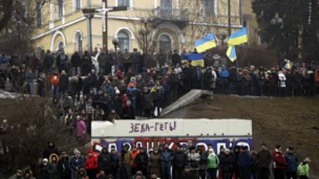 عدد المتظاهرين اقل بكثير عن عدد الذين خرجوا اواخر يناير