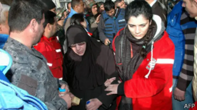 باہر آنے والے افراد کمزور اور پریشان دکھائی دیتے تھے