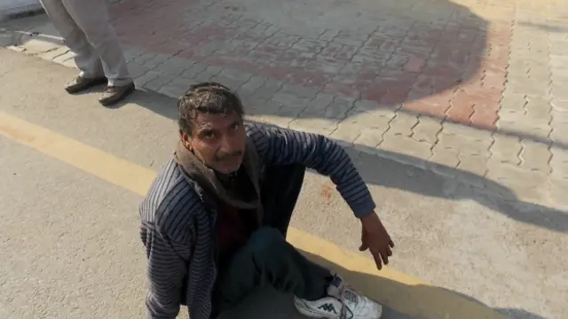 उत्तर प्रदेश में मुख्यमंत्री के जनता दरबार में एक विकलांग फरियादी