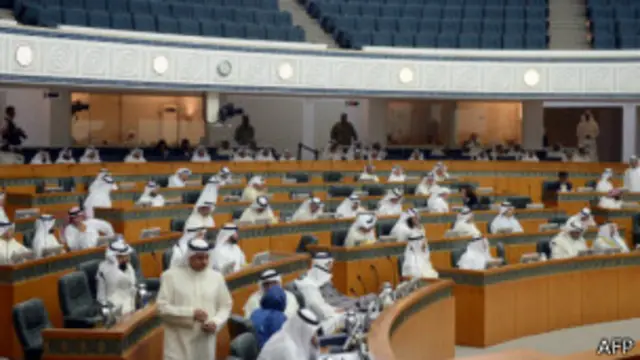 يضم البرلمان الكويتي أغلبية مؤيدة للحكومة وإسلاميين معارضين 