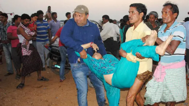 हादसे के शिकार लोगों को बचाने का प्रयास