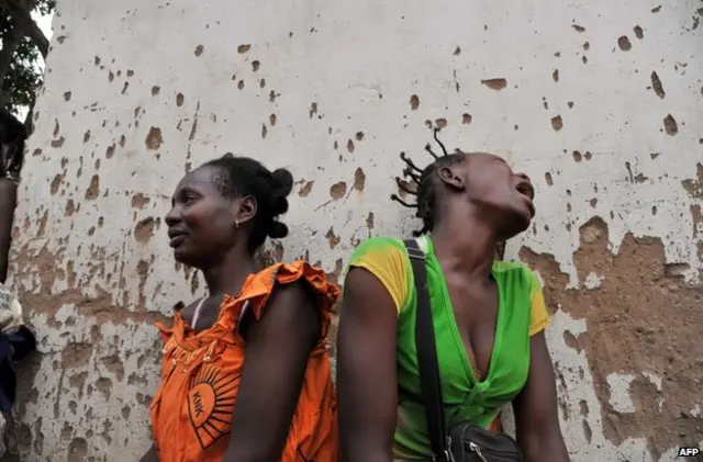 امرأتان تبكيان اثر مقتل أقاربهما