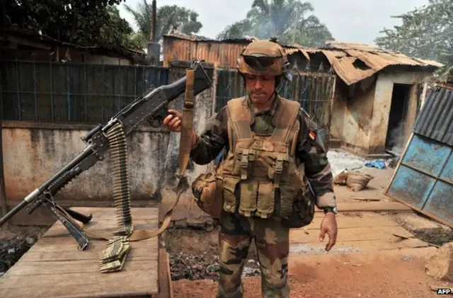 جندي يتفقد منازل تم احراقها في بانغي.