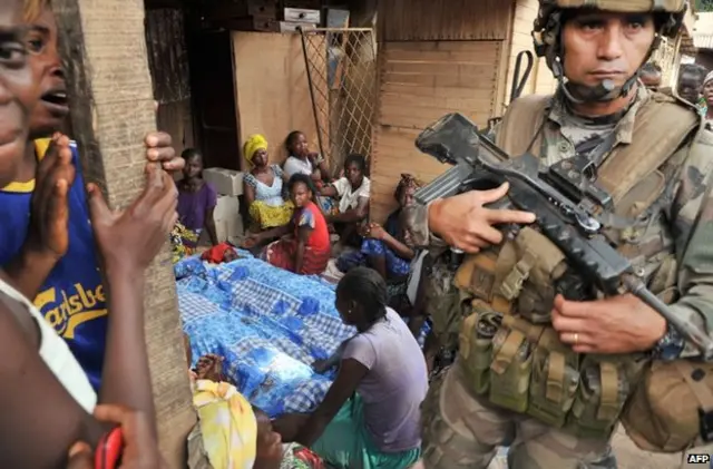 جندي من قوات حفظ السلام الفرنسية يتفقد ضحايا العنف