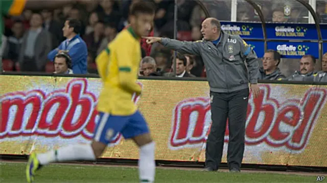 Felipão instrui jogadores durante amistoso (Arquivo/AP)