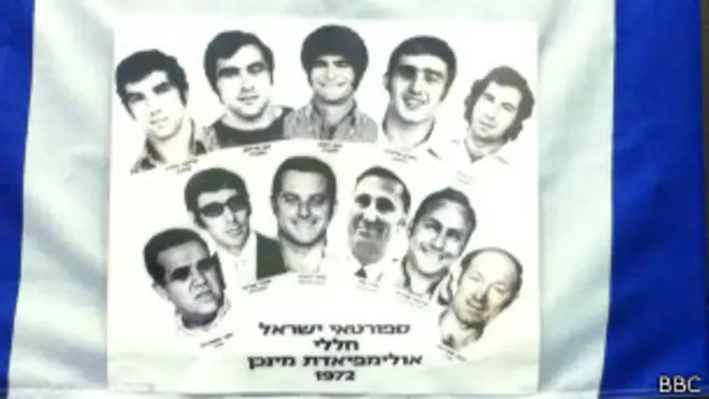 Флаг с портретами жертв мюнхенской трагедии