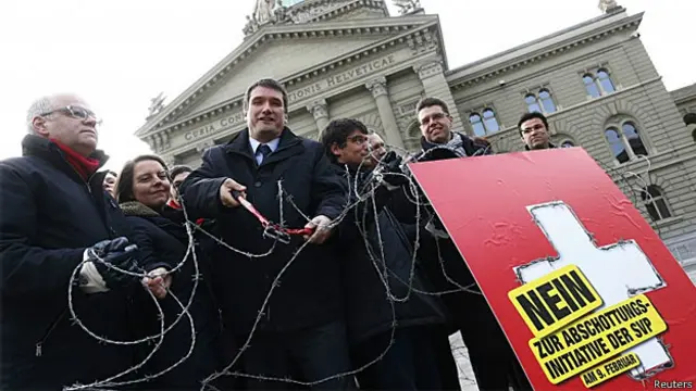 Membros socialistas do Parlamento suíço fazem manifestação contra proposta de cotas de imigração (Arquivo/Reuters)
