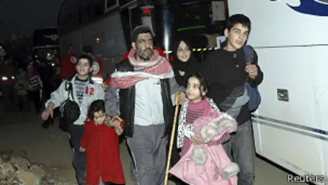 Civiles salen de Homs
