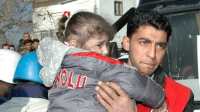 د سوریې ناسا خبري اژانس ویلي، چې له حمص نژدې ۶۱۱ ولسي وګړي وتلي، چې زیاتره یې ماشومان، مېرمنې او بې وسه ولسي وګړي دي.