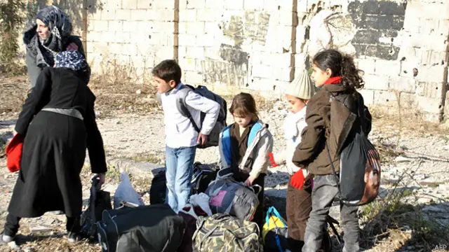 د وتلو لومړیتوب ماشومانو، مېرمنو او بوډاګانو ته ورکول کېږي.