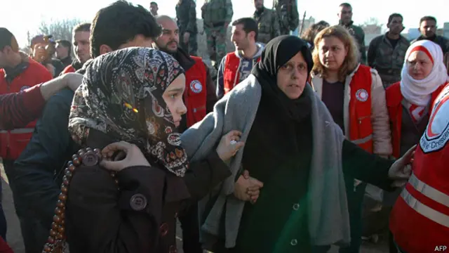 Civiles salen de Homs