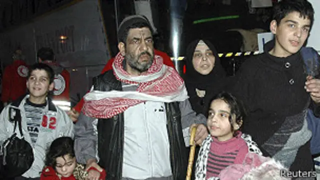 Civiles salen de Homs