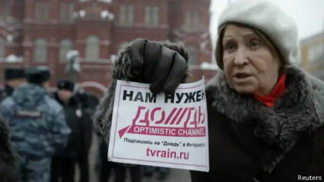 Протестующая с логотипом "Дождя"