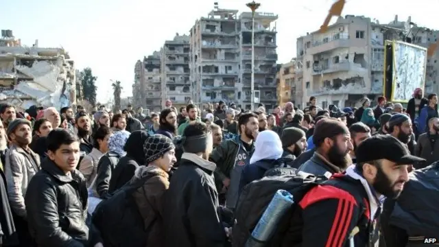 كثير من المدنيين كانوا متلهفين على مغادرة المدينة بحافلات الأمم المتحدة.