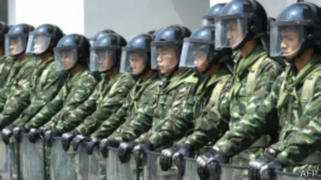 အစိုးရ ယာယီရုံးရှေ့မှာ ထိုင်း စစ်သားတွေ လုံခြုံရေး ယူထားစဉ်။