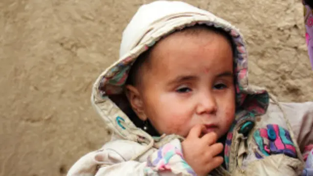 که پلار یې د خپلو اولادنو د راتلونکې په اړه ډېره اندیښمن نه دی، خو مور یې بیا هغسې نه ده. د محمد امین دویمه میرمن وايي، ویریږي، چې ښايي مخدره توکي يې د اولادونو ژوند خراب کړي خو وايي بله چاره نه لري.