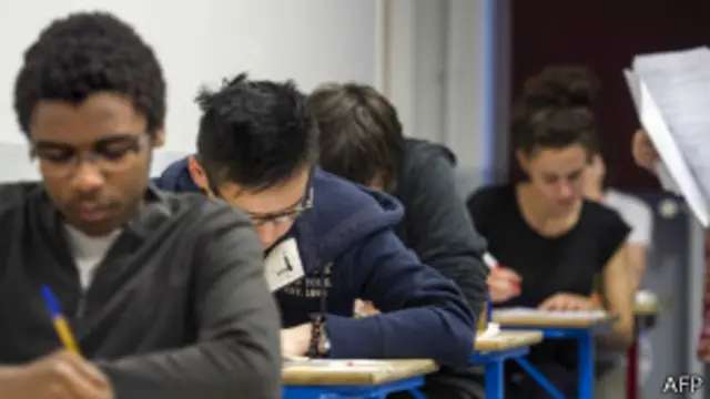 Студенты пишут тест