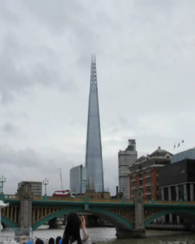 2013年12月16日，一留英中国女生在游船上拍The Shard。