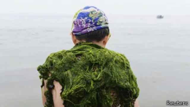 Algas sobre hombre en China.