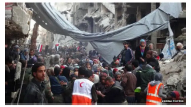 در چند روز گذشته هزاران فلسطینی به امید دریافت بسته‌های کمکی در ورودی اردوگاه جمع شده‌اند