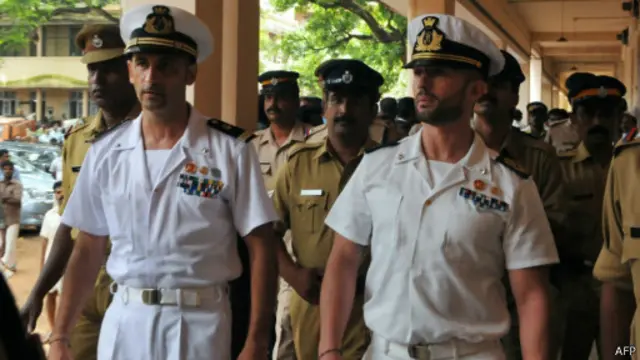 Latore Massimiliano dan Salvatore Girone