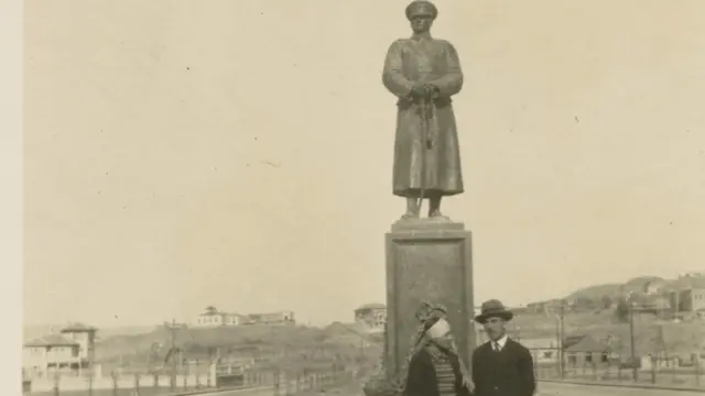 1865-1928 yılları arasında yaşayan Said Bey'in kişisel eşyası, mektupları, tuttuğu günlükler ve fotoğraflarından oluşan arşiv, sıra dışı bir biçimde düzenlenmiş / Cumhuriyetin genç nişanlıları - 25.11.1927, Ankara
SALT Araştırma, Said Bey Arşivi
