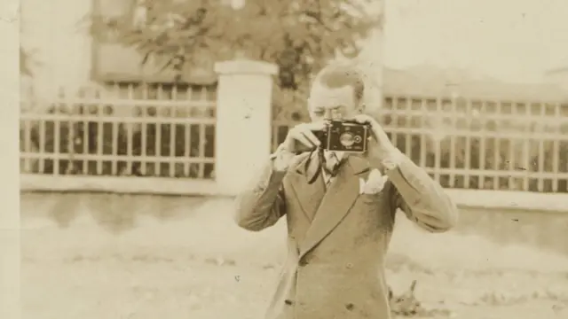 Bugün Galatasaray Lisesi olarak bildiğimiz Mekteb-i Sultânî mezunu olan Said Bey, Bâb-ı Âli'de tercüman olarak çalışmış. Hayatının ilerleyen yıllarında Şişli'de bir apartman dairesinde oturan bu Osmanlı beyefendisinin hayatına dair pek çok ilginç malzeme, Said Bey'in dördüncü kuşak torunu Hititolog Hatice Gonnet Bağana tarafından SALT'a bağışlanmış./ Said Bey’in oğlu ailenin fotoğrafçısı Hakkı Tez SALT Araştırma, Said Bey Arşivi.
