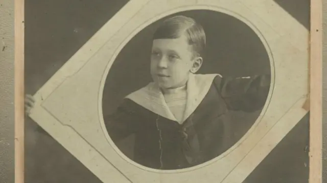 Serginin adı da, bir çağdaş sanat etkinliğini akla getiriyor: "Arşivi Parçalamak: Bir Osmanlı Ailesinde Temsil, Kimlik, Hafıza" / Said Bey’in oğlu Hakkı Tez’in çocukluk fotoğrafı. SALT Araştırma, Said Bey Arşivi
